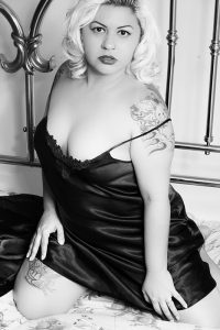 ensaio fotográfico sensual em preto e branco com uma menina tatuada - fotografia sensual em presidente prudente