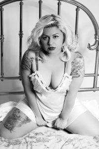 ensaio fotográfico sensual em preto e branco com uma menina tatuada - fotografia sensual em presidente prudente